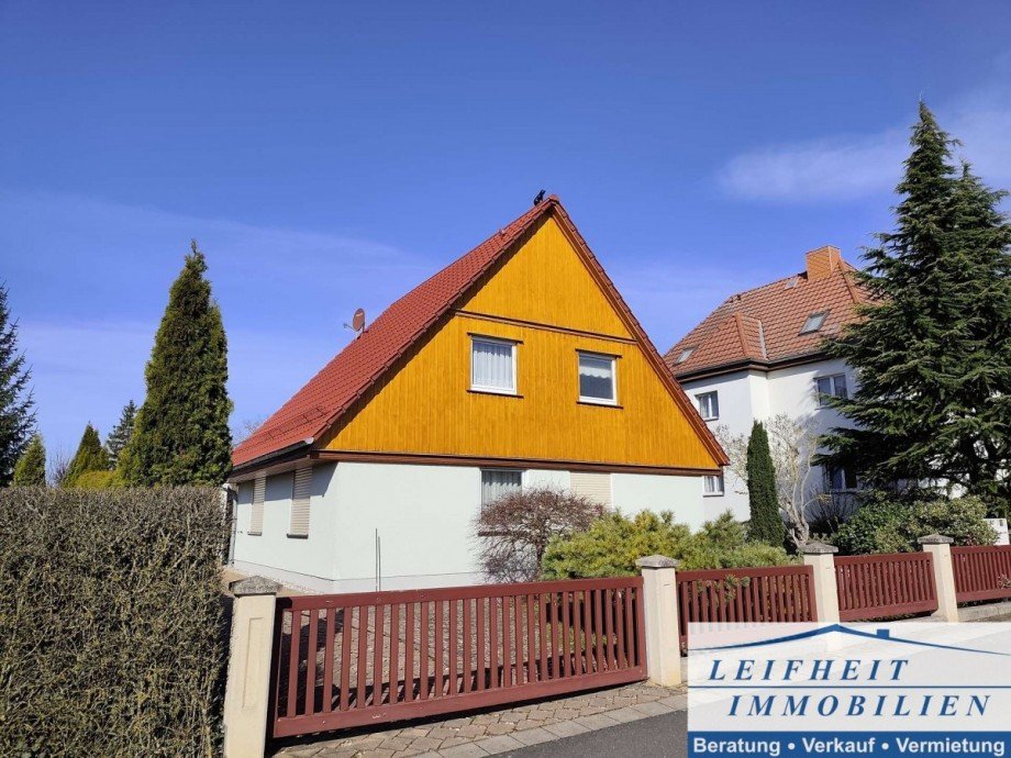 Vorder- und Seitenansicht links Einfamilienhaus M�hlhausen/Th�ringen