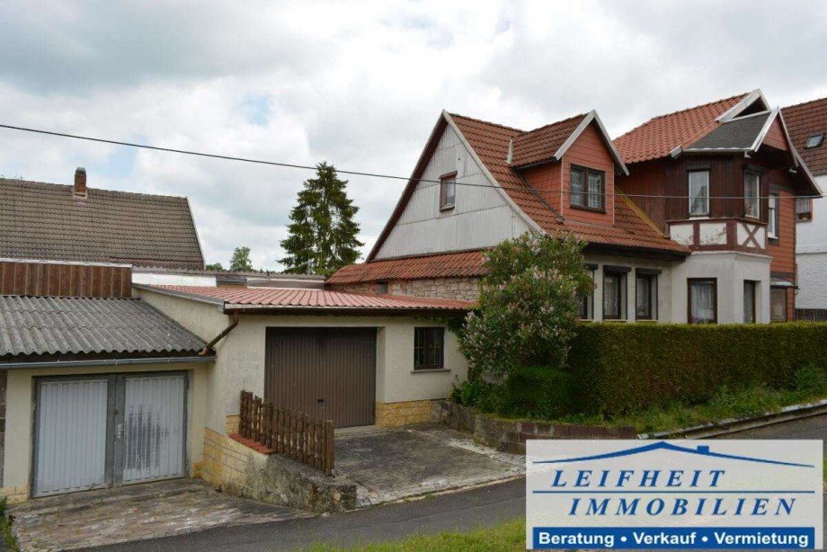 Seiten- und Vorderansicht Einfamilienhaus Helbed�ndorf OT Holzthaleben