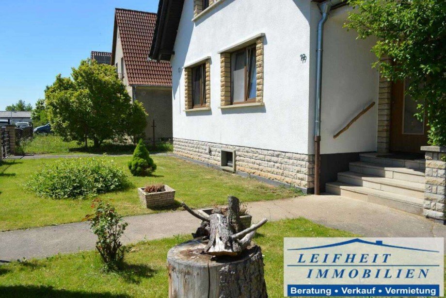 Vorgarten und Hauseingang Einfamilienhaus Nottertal-Heilinger H�hen
