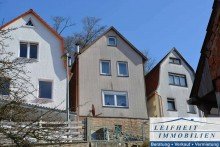 Vorderansicht Einfamilienhaus mit Potenzial und Aussicht - nur 27.000 EUR