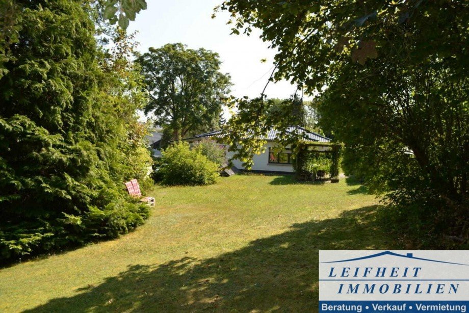 Hausr�ckseite und Garten Bungalow Nottertal-Heilinger H�hen OT Schlotheim