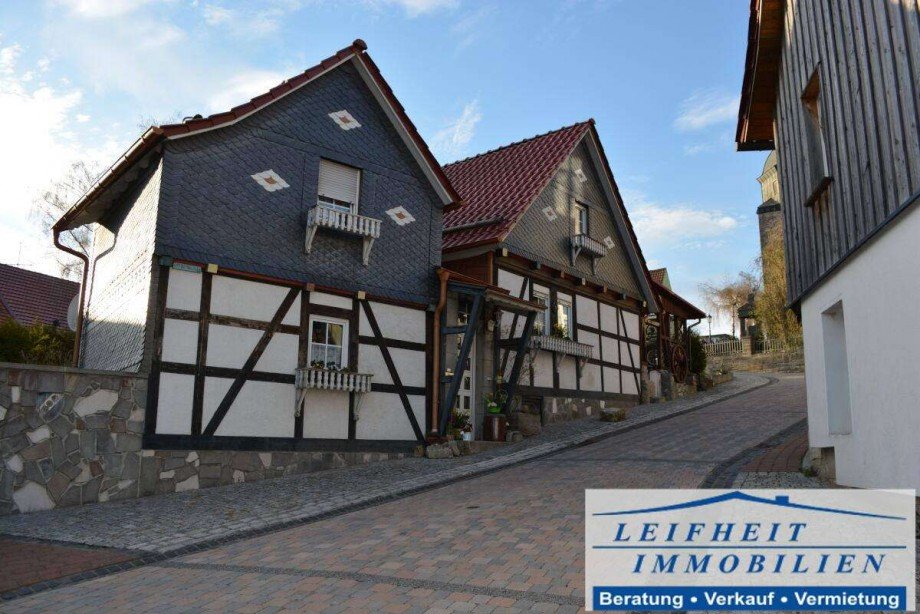 Vorder- und Seitenansicht Einfamilienhaus Rodeberg OT Eigenrieden