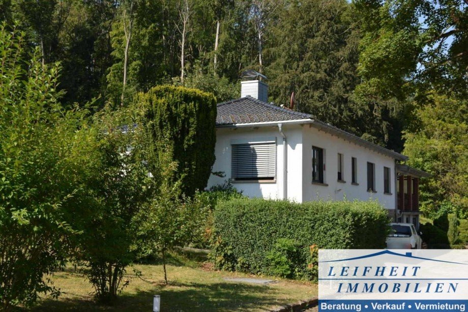 Vorder- und Seitenansicht Bungalow Nottertal-Heilinger H�hen OT Schlotheim
