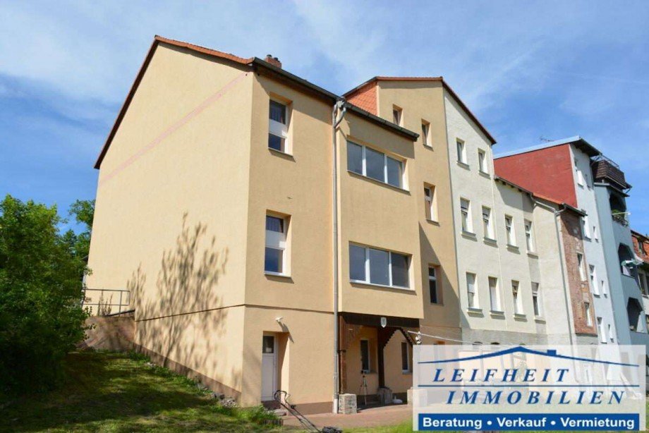 Seiten- und R�ckansicht Mehrfamilienhaus Sondershausen