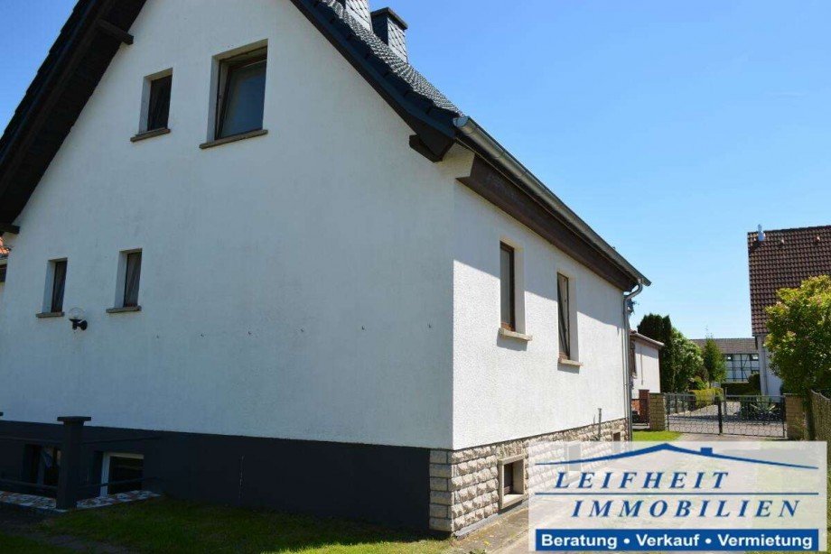 R�ck- und Seitenansicht Einfamilienhaus Nottertal-Heilinger H�hen