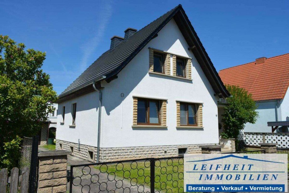 Vorder- und Seitenansicht Einfamilienhaus Nottertal-Heilinger H�hen