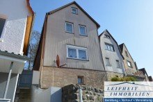 Vorderansicht Einfamilienhaus mit Potenzial und Aussicht - nur 27.000 EUR