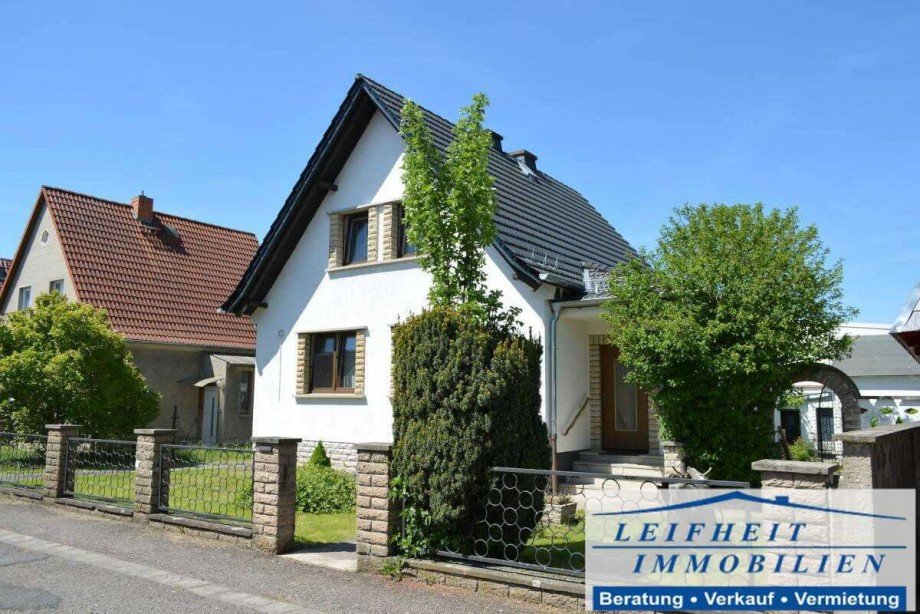 Vorder- und Seitenansicht Einfamilienhaus Nottertal-Heilinger H�hen