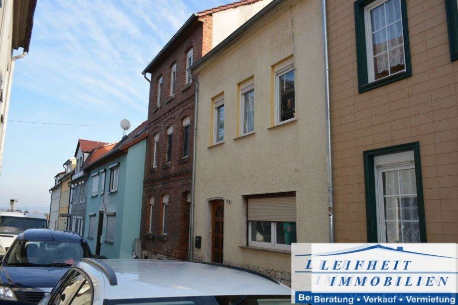 Seiten- und Vorderansicht Reihenmittelhaus M�hlhausen/Th�ringen