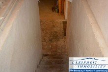 Zugang Keller Mehrfamilienhaus mit drei Wohneinheiten, Photovoltaikanlage, Garten und Stellpl�tzen