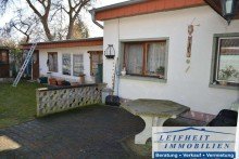 Hof mit Sitzecke Doppelhaush�lfte in ruhiger Lage mit gro�z�gigem Garten und Teichanlage  (BEREITS VERKAUFT!)