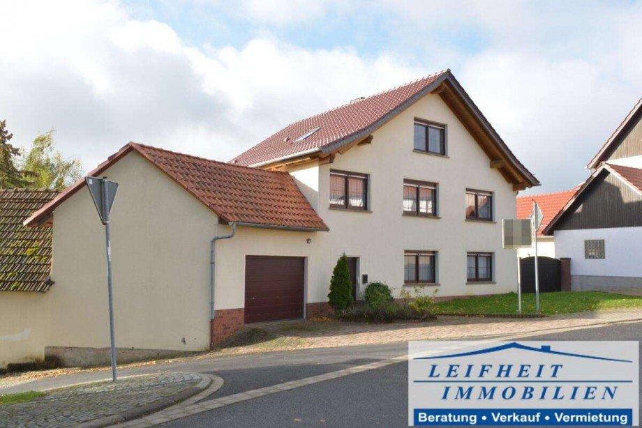 Vorder- und Seitenansicht Einfamilienhaus M�hlhausen OT Eigenrieden