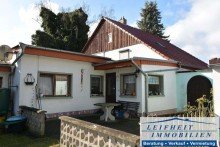 Hof mit Sitzecke Doppelhaush�lfte in ruhiger Lage mit gro�z�gigem Garten und Teichanlage  (BEREITS VERKAUFT!)