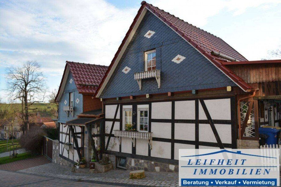 Vorder- und Seitenansicht Einfamilienhaus Rodeberg OT Eigenrieden