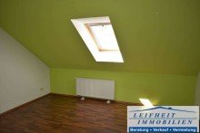 WHG DG Zimmer Mehrfamilienhaus mit drei Wohneinheiten, Photovoltaikanlage, Garten und Stellpl�tzen (BEREITS VERKAUFT!)