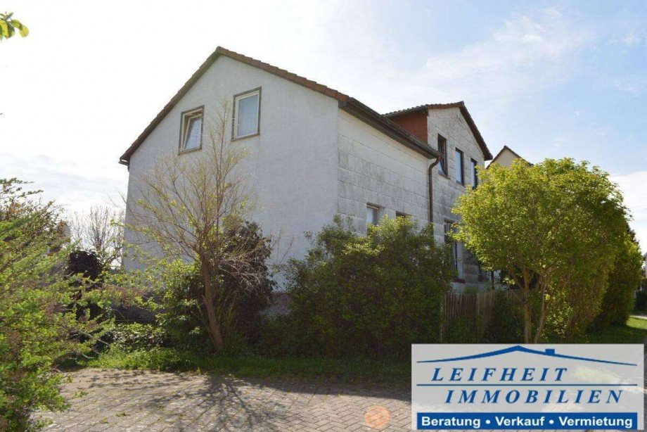 Seiten- und Vorderansicht Einfamilienhaus Unstruttal OT Menteroda