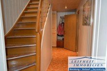 Flur/Treppenraum Doppelhaush�lfte in ruhiger Lage mit gro�z�gigem Garten und Teichanlage  (BEREITS VERKAUFT!)