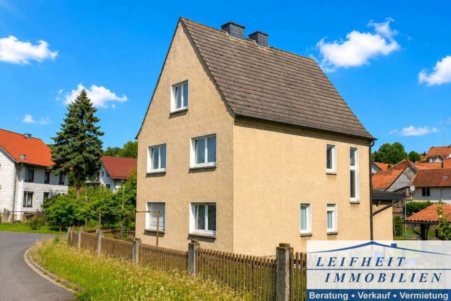 R�ck- und Seitenansicht Einfamilienhaus M�hlhausen OT Eigenrieden
