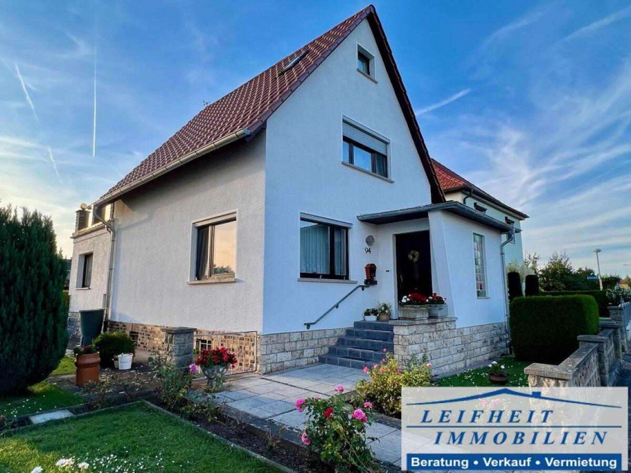 Vorder- und Seitenansicht Einfamilienhaus M�hlhausen