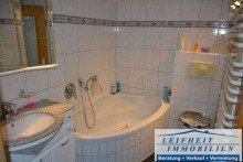Badezimmer Doppelhaush�lfte in ruhiger Lage mit gro�z�gigem Garten und Teichanlage  (BEREITS VERKAUFT!)