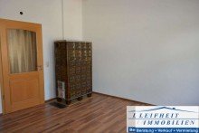 WHG OG Zimmer Mehrfamilienhaus mit drei Wohneinheiten, Photovoltaikanlage, Garten und Stellpl�tzen