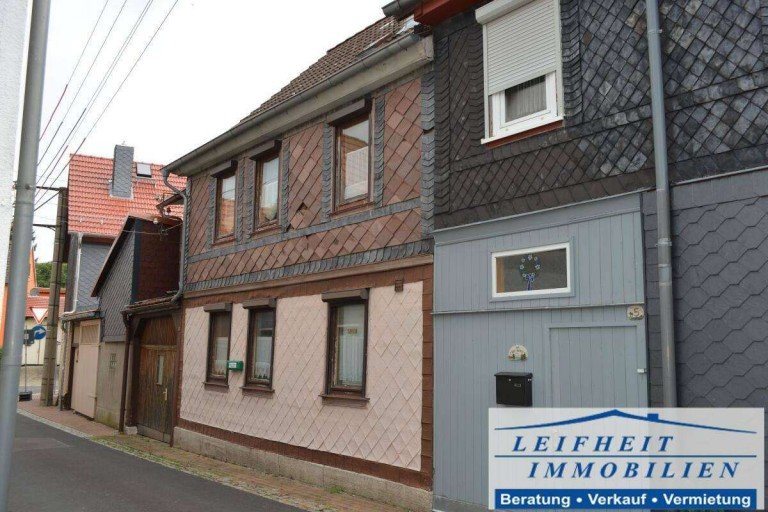 Vorderansicht Vogtei Einfamilienhaus F�r Kreative: Uriges Bauernhaus zum Herrichten