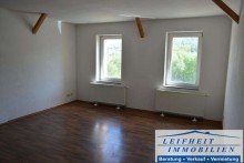 WHG DG Zimmer Mehrfamilienhaus mit drei Wohneinheiten, Photovoltaikanlage, Garten und Stellpl�tzen (BEREITS VERKAUFT!)