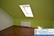 WHG DG Zimmer Mehrfamilienhaus mit drei Wohneinheiten, Photovoltaikanlage, Garten und Stellpl�tzen