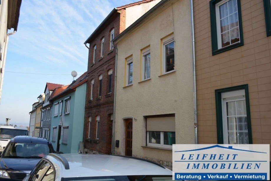 Seiten- und Vorderansicht Reihenmittelhaus M�hlhausen/Th�ringen