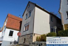 Seitenansicht rechts Einfamilienhaus mit Potenzial und Aussicht - nur 27.000 EUR
