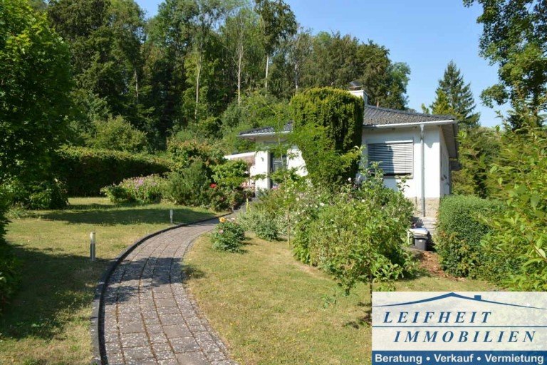 Vorderansicht Nottertal-Heilinger H�hen OT Schlotheim Bungalow Gro�z�giger Winkelbungalow auf weitl�ufigem Grundst�ck