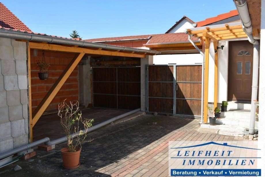 Hof mit Einfahrt Doppelhaush�lfte M�hlhausen