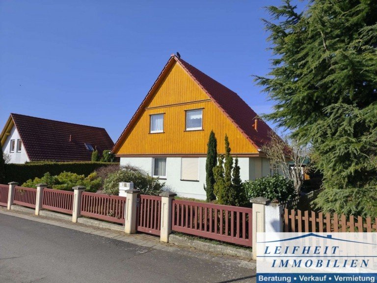 Vorder- und Seitenansicht M�hlhausen/Th�ringen Einfamilienhaus Ruhige Randlage trifft Wohnkomfort - EFH mit Garten & Pavillon