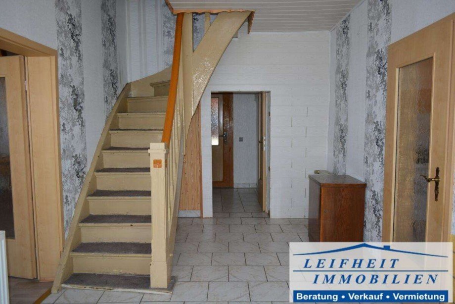 Flur mit Treppenaufgang Einfamilienhaus Helbed�ndorf OT Holzthaleben
