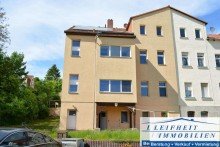 R�ckseite Mehrfamilienhaus mit drei Wohneinheiten, Photovoltaikanlage, Garten und Stellpl�tzen