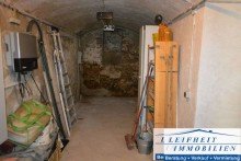 Flur Keller Mehrfamilienhaus mit drei Wohneinheiten, Photovoltaikanlage, Garten und Stellpl�tzen